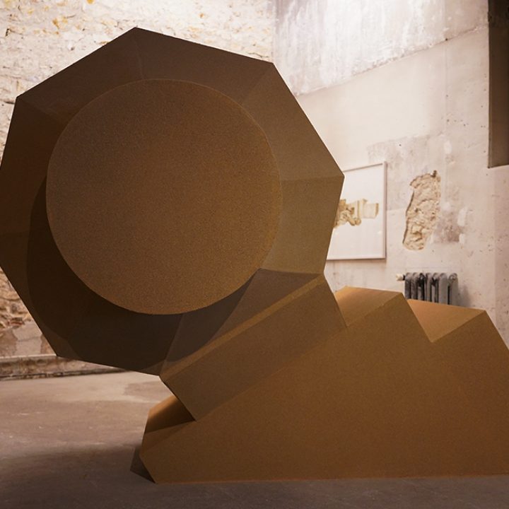 vue de l'exposition / Tobrouk, volumes en bois ensabl&eacute;s