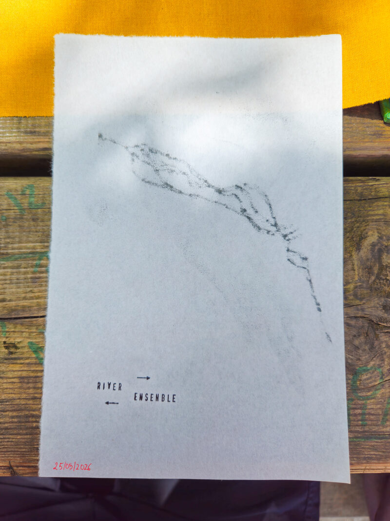 Un relev&eacute; des derniers m&egrave;tres du Nohain sur la broderie &agrave; l'aide d&rsquo;un papier de riz.