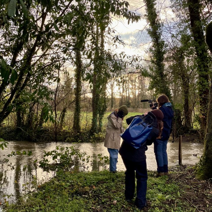 Chacune sa mani&egrave;re d'&eacute;couter la respiration de la rivi&egrave;re.