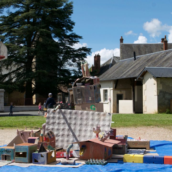 de haut en bas : la ville m&eacute;di&eacute;vale id&eacute;ale avec les ce1-ce2 / d&eacute;tail du jardin d'enfant / l'&icirc;le autonome id&eacute;ale avec les cp-ce1
